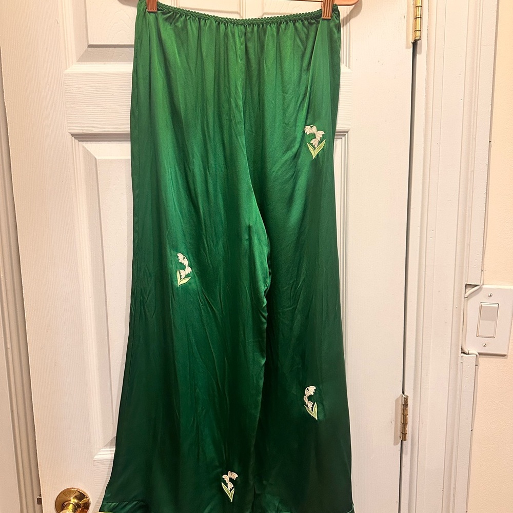Doen Women’s Stasia Ruffled Green Satin Silk Leg Pant Floral Appliqué Small - Picture 4 of 9